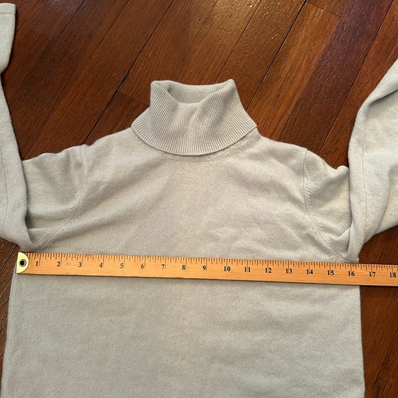 Women’s Classic Vintage Baby Ice Blue Turtleneck Sweater Size Small - Picture 7 of 7